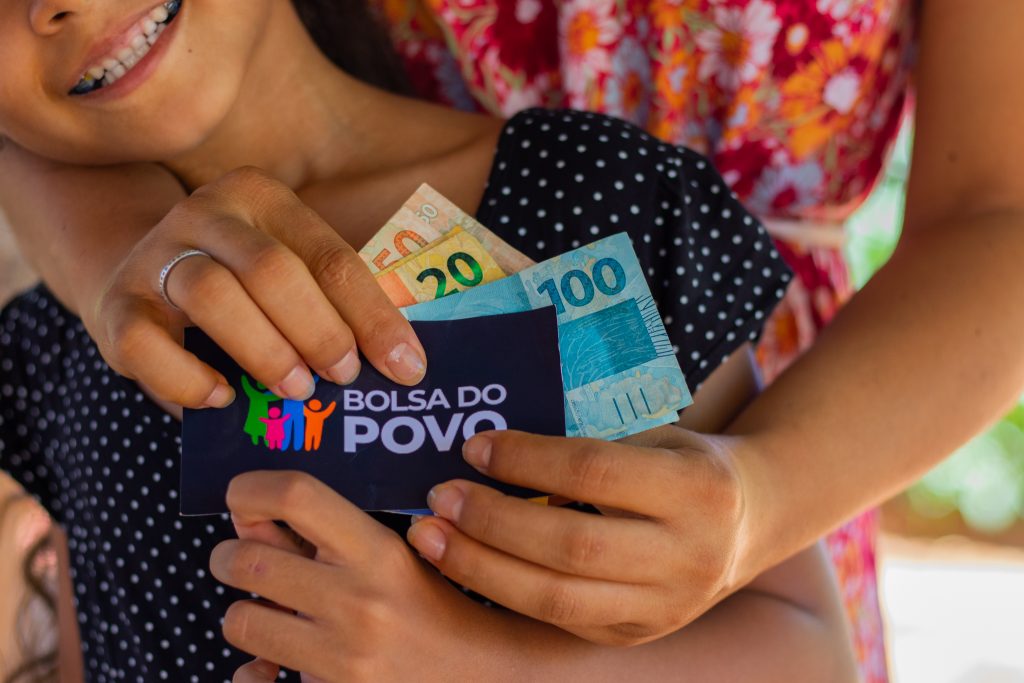 Bolsa do Povo chega para dar alívio aos beneficiários do estado em questão, inclusive quem está desempregado.