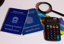 A parceria entre o Ministério do Desenvolvimento e Assistência Social, Família e Combate à Fome (MDS) e o Grupo Carrefour Brasil está trazendo uma nova esperança para beneficiários do Bolsa Família. O acordo, assinado recentemente, visa a inclusão de pessoas inscritas no Cadastro Único (CadÚnico) no mercado de trabalho formal, promovendo um importante passo na redução da vulnerabilidade social. O Acordo de Cooperação Técnica (ACT) firmado no dia 24 de março de 2023 em Teresina, tem como objetivo principal transformar a vida dos beneficiários do Bolsa Família, oferecendo-lhes oportunidades de emprego formal. Márcia Andréia dos Santos, uma das primeiras a experimentar essa mudança, trocou seu cartão do programa por uma carteira de trabalho assinada. Márcia, que durante anos recebeu o benefício, agora inicia uma nova fase em sua vida profissional com o Grupo Carrefour. Benefícios e impacto do ACT O ACT promove a inclusão de pessoas com perfil de vulnerabilidade social no mercado de trabalho, oferecendo uma chance real de melhoria das condições de vida. A parceria prevê que pelo menos 10% das novas vagas de emprego oferecidas pelo Carrefour sejam destinadas a indivíduos inscritos no CadÚnico. Esta iniciativa não apenas proporciona um salário regular e direitos trabalhistas, mas também ajuda na redução do número de famílias dependentes do Bolsa Família. A meta é alcançar até um milhão de beneficiários em empregos formais ao longo do tempo, com um foco especial em mulheres negras e outros grupos em situação de vulnerabilidade. Stéphane Maquaire, executivo do Grupo Carrefour, enfatizou a importância dessa colaboração, destacando que a empresa busca preencher de 10 a 20 vagas adicionais por estado a cada mês. Segundo Maquaire, o acordo representa uma nova forma de cooperação entre o governo e o setor privado, unindo esforços para combater a fome e a pobreza de maneira mais eficaz. A criação de empregos formais não só melhora a qualidade de vida das pessoas, mas também gera um impacto positivo na economia local e nacional. Qualificação e inclusão dos beneficiários do Bolsa Família Além de oferecer empregos, o ACT também prevê a qualificação dos beneficiários. O MDS, em colaboração com o Carrefour, desenvolve estratégias para garantir que os trabalhadores recebam a formação necessária para se destacarem em suas novas funções. O objetivo é que essas pessoas não apenas obtenham um emprego, mas também possam construir uma carreira sólida e sustentável. Para apoiar essa transição, o MDS tem implementado medidas de proteção social, como a Regra de Proteção do Bolsa Família, que permite que beneficiários que encontrarem um emprego formal mantenham parte do benefício. Com a Regra de Proteção, famílias podem continuar recebendo 50% do valor do benefício original por até 24 meses, desde que a renda adicional não ultrapasse meio salário mínimo por pessoa. Esta medida visa garantir uma transição suave para o mercado de trabalho e incentivar a autonomia financeira. Perspectivas futuras da parceria O MDS está comprometido em expandir essa iniciativa para outras empresas e setores da economia. A meta é estabelecer parcerias semelhantes em todo o país, promovendo a inclusão de milhões de brasileiros no mercado de trabalho. O ministro Wellington Dias afirmou que a expansão do programa é uma prioridade, com o objetivo de reduzir a pobreza e aumentar as oportunidades de emprego para todos. Além disso, o MDS está trabalhando para criar um fundo de garantia para concessão de crédito a empreendedores em potencial, ampliando ainda mais as oportunidades de crescimento econômico. A iniciativa busca apoiar aqueles que desejam iniciar pequenos negócios, oferecendo condições de crédito mais acessíveis e incentivando o empreendedorismo entre os beneficiários do Bolsa Família. Com a colaboração do setor privado e a implementação de políticas de inclusão e proteção social, o Brasil avança em direção a um futuro mais equitativo e próspero. O ACT com o Carrefour é apenas o início de uma série de iniciativas que visam transformar vidas e promover a igualdade de oportunidades no mercado de trabalho.