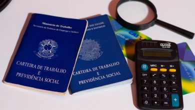 A parceria entre o Ministério do Desenvolvimento e Assistência Social, Família e Combate à Fome (MDS) e o Grupo Carrefour Brasil está trazendo uma nova esperança para beneficiários do Bolsa Família. O acordo, assinado recentemente, visa a inclusão de pessoas inscritas no Cadastro Único (CadÚnico) no mercado de trabalho formal, promovendo um importante passo na redução da vulnerabilidade social. O Acordo de Cooperação Técnica (ACT) firmado no dia 24 de março de 2023 em Teresina, tem como objetivo principal transformar a vida dos beneficiários do Bolsa Família, oferecendo-lhes oportunidades de emprego formal. Márcia Andréia dos Santos, uma das primeiras a experimentar essa mudança, trocou seu cartão do programa por uma carteira de trabalho assinada. Márcia, que durante anos recebeu o benefício, agora inicia uma nova fase em sua vida profissional com o Grupo Carrefour. Benefícios e impacto do ACT O ACT promove a inclusão de pessoas com perfil de vulnerabilidade social no mercado de trabalho, oferecendo uma chance real de melhoria das condições de vida. A parceria prevê que pelo menos 10% das novas vagas de emprego oferecidas pelo Carrefour sejam destinadas a indivíduos inscritos no CadÚnico. Esta iniciativa não apenas proporciona um salário regular e direitos trabalhistas, mas também ajuda na redução do número de famílias dependentes do Bolsa Família. A meta é alcançar até um milhão de beneficiários em empregos formais ao longo do tempo, com um foco especial em mulheres negras e outros grupos em situação de vulnerabilidade. Stéphane Maquaire, executivo do Grupo Carrefour, enfatizou a importância dessa colaboração, destacando que a empresa busca preencher de 10 a 20 vagas adicionais por estado a cada mês. Segundo Maquaire, o acordo representa uma nova forma de cooperação entre o governo e o setor privado, unindo esforços para combater a fome e a pobreza de maneira mais eficaz. A criação de empregos formais não só melhora a qualidade de vida das pessoas, mas também gera um impacto positivo na economia local e nacional. Qualificação e inclusão dos beneficiários do Bolsa Família Além de oferecer empregos, o ACT também prevê a qualificação dos beneficiários. O MDS, em colaboração com o Carrefour, desenvolve estratégias para garantir que os trabalhadores recebam a formação necessária para se destacarem em suas novas funções. O objetivo é que essas pessoas não apenas obtenham um emprego, mas também possam construir uma carreira sólida e sustentável. Para apoiar essa transição, o MDS tem implementado medidas de proteção social, como a Regra de Proteção do Bolsa Família, que permite que beneficiários que encontrarem um emprego formal mantenham parte do benefício. Com a Regra de Proteção, famílias podem continuar recebendo 50% do valor do benefício original por até 24 meses, desde que a renda adicional não ultrapasse meio salário mínimo por pessoa. Esta medida visa garantir uma transição suave para o mercado de trabalho e incentivar a autonomia financeira. Perspectivas futuras da parceria O MDS está comprometido em expandir essa iniciativa para outras empresas e setores da economia. A meta é estabelecer parcerias semelhantes em todo o país, promovendo a inclusão de milhões de brasileiros no mercado de trabalho. O ministro Wellington Dias afirmou que a expansão do programa é uma prioridade, com o objetivo de reduzir a pobreza e aumentar as oportunidades de emprego para todos. Além disso, o MDS está trabalhando para criar um fundo de garantia para concessão de crédito a empreendedores em potencial, ampliando ainda mais as oportunidades de crescimento econômico. A iniciativa busca apoiar aqueles que desejam iniciar pequenos negócios, oferecendo condições de crédito mais acessíveis e incentivando o empreendedorismo entre os beneficiários do Bolsa Família. Com a colaboração do setor privado e a implementação de políticas de inclusão e proteção social, o Brasil avança em direção a um futuro mais equitativo e próspero. O ACT com o Carrefour é apenas o início de uma série de iniciativas que visam transformar vidas e promover a igualdade de oportunidades no mercado de trabalho.