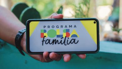 Descubra se é possível receber o Bolsa Família morando no exterior e entenda as regras e critérios de elegibilidade.