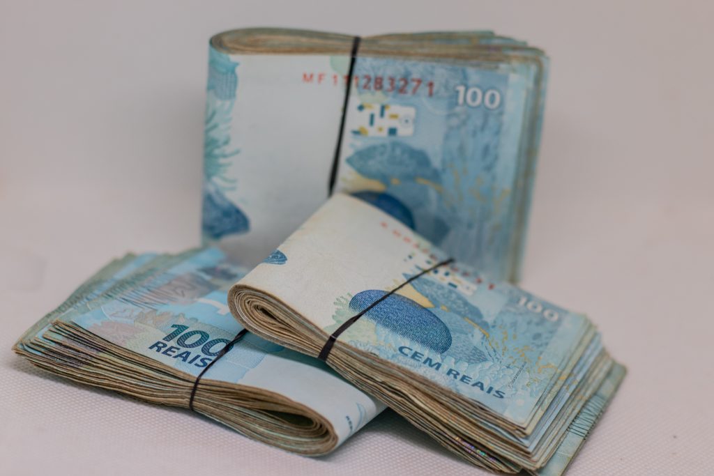 Alerta aos idosos que precisam de benefícios sociais. existe a possibilidade de economizar um bom dinheiro no mês.