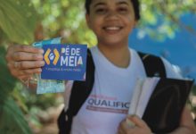 Programa Pé-de-Meia: incentivo financeiro para manter estudantes de baixa renda no Ensino Médio e reduzir a evasão escolar no Brasil.