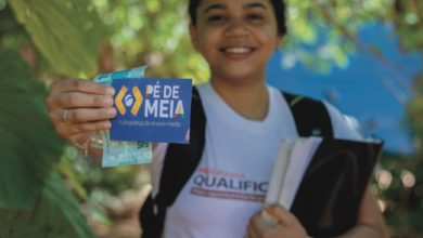 Programa Pé-de-Meia: incentivo financeiro para manter estudantes de baixa renda no Ensino Médio e reduzir a evasão escolar no Brasil.
