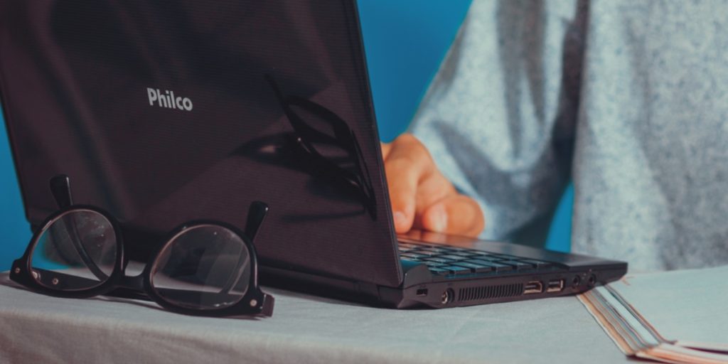 Beneficiários do Bolsa Família encontram cursos online gratuitos em plataformas renomadas para capacitação profissional.