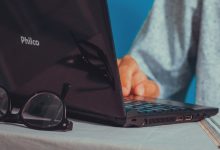 Beneficiários do Bolsa Família encontram cursos online gratuitos em plataformas renomadas para capacitação profissional.