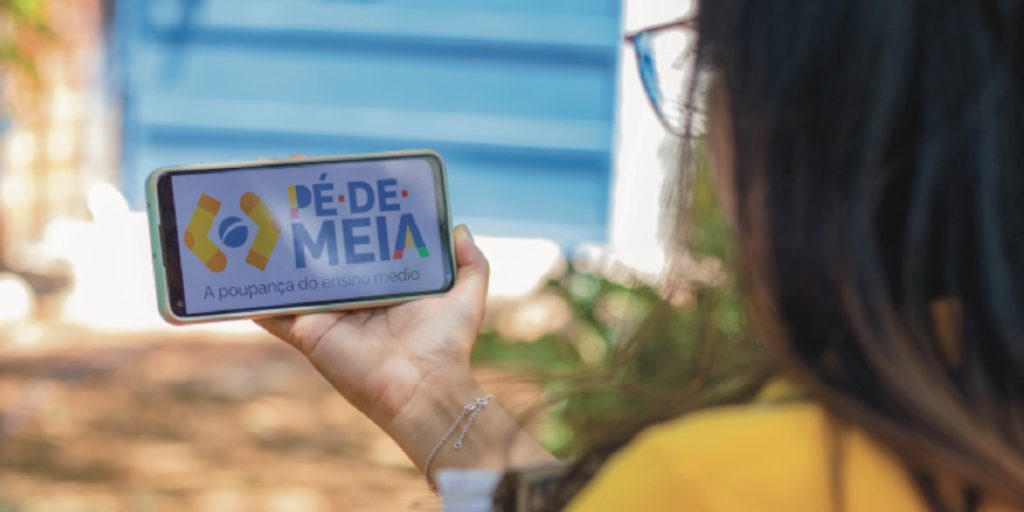 Entenda como o Programa Pé-de-Meia oferece incentivos financeiros para estudantes do ensino médio público.
