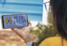 Entenda como o Programa Pé-de-Meia oferece incentivos financeiros para estudantes do ensino médio público.