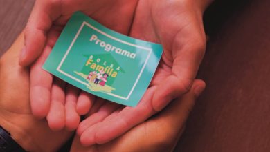 Saiba como proceder para continuar recebendo o Bolsa Família após o falecimento do titular do benefício.