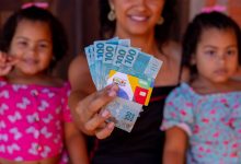 O Bolsa Família é um programa de transferência de renda que visa reduzir a pobreza e a desigualdade no Brasil. Criado em 2003, o benefício se tornou referência mundial e é direcionado a famílias em situação de pobreza e extrema pobreza. Esse programa é crucial para a garantia de uma renda mínima às famílias, promovendo acesso à saúde, educação e melhorando a qualidade de vida. Há tempos, tem surgido especulações sobre a possibilidade de aumento do valor pago aos beneficiários. Veja a seguir o que se sabe sobre o assunto e desvende esse mistério. Importância social do Bolsa Família A importância social do Bolsa Família é inegável. Ele desempenha um papel vital na diminuição da fome e na promoção da segurança alimentar. Além disso, facilita o acesso a serviços essenciais, como educação e saúde, contribuindo para a formação de uma sociedade mais justa e igualitária. Famílias beneficiárias têm melhores condições de vida, o que reflete positivamente no desenvolvimento infantil e na diminuição da evasão escolar. Quem pode receber o Bolsa Família? Para ter direito ao Bolsa Família, é necessário cumprir certos requisitos. O programa é destinado a famílias com renda per capita de até R$ 105 mensais, consideradas em extrema pobreza, e aquelas com renda per capita entre R$ 106 e R$ 218, situadas na linha da pobreza. A inscrição deve ser feita no Cadastro Único para Programas Sociais do Governo Federal (CadÚnico), e a seleção é realizada pelo Ministério da Cidadania, considerando a renda familiar e a composição do núcleo familiar. Benefícios adicionais oferecidos pelo Governo Federal O governo federal tem implementado benefícios adicionais para famílias específicas, aumentando o apoio oferecido: Benefício Variável Nutriz: R$ 50 por filho para famílias com bebês de até 6 meses. Benefício Primeira Infância: R$ 150 por criança de 0 a 6 anos. Benefício Variável Familiar: R$ 50 por filho de 7 a 18 anos ou para gestantes. Esses acréscimos são fundamentais para atender às necessidades específicas de diferentes grupos, garantindo suporte extra para a nutrição e desenvolvimento infantil, além de assistência às gestantes. Possibilidade de aumento no Bolsa Família Atualmente, há especulações sobre a possibilidade de aumento no valor do Bolsa Família, que poderia chegar a R$ 1.200. No entanto, até o momento, o Governo Federal não confirmou novas informações sobre esse possível reajuste. Tradicionalmente, qualquer alteração no programa é anunciada nos últimos meses do ano pelo Ministério de Desenvolvimento e Assistência Social (MDS). É importante destacar que existem restrições impostas pela Lei Orçamentária Anual (LOA), que limita aumentos significativos nos valores de programas de transferência de renda. A LOA é um instrumento legal que define as receitas e despesas do governo para o próximo ano, assegurando uma gestão financeira responsável e equilibrada. Dessa forma, qualquer ajuste substancial nos valores do Bolsa Família será considerado somente no final do ano. Previsões para 2024 Para 2024, o Governo Federal tem uma autorização para gastar até R$ 170 bilhões com os pagamentos do Bolsa Família. Esse valor representa um compromisso significativo com a continuidade e expansão do programa, mas não necessariamente indica um aumento imediato nos valores pagos a cada família. Assim, é essencial aguardar os comunicados oficiais para entender melhor as futuras alterações e como elas impactarão os beneficiários. O Bolsa Família continua sendo um pilar fundamental na política social do Brasil, oferecendo suporte vital para milhões de famílias. Apesar das especulações sobre um possível aumento, é necessário aguardar informações oficiais do governo. Enquanto isso, os benefícios adicionais já implementados pelo governo federal continuam a desempenhar um papel crucial no apoio às famílias mais vulneráveis, garantindo que as necessidades básicas sejam atendidas e promovendo um desenvolvimento mais equitativo da sociedade brasileira.