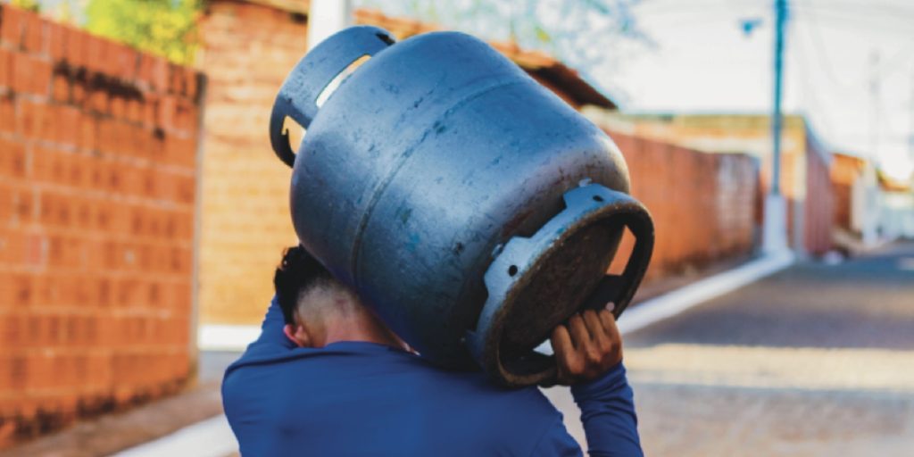 Saiba se você pode ser penalizado por gastar o Vale Gás com outras finalidades e entenda as regras e flexibilidade do benefício.