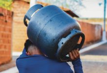 Saiba se você pode ser penalizado por gastar o Vale Gás com outras finalidades e entenda as regras e flexibilidade do benefício.