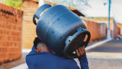 Saiba se você pode ser penalizado por gastar o Vale Gás com outras finalidades e entenda as regras e flexibilidade do benefício.