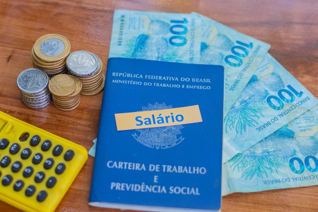 Chegou a hora de conseguir um bom emprego para deixar os benefícios sociais no passado. Veja as profissões que pagam mais hoje.
