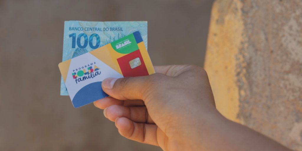 Esclareça os boatos sobre a redução do Bolsa Família e entenda a verdade por trás das alegações falsas.