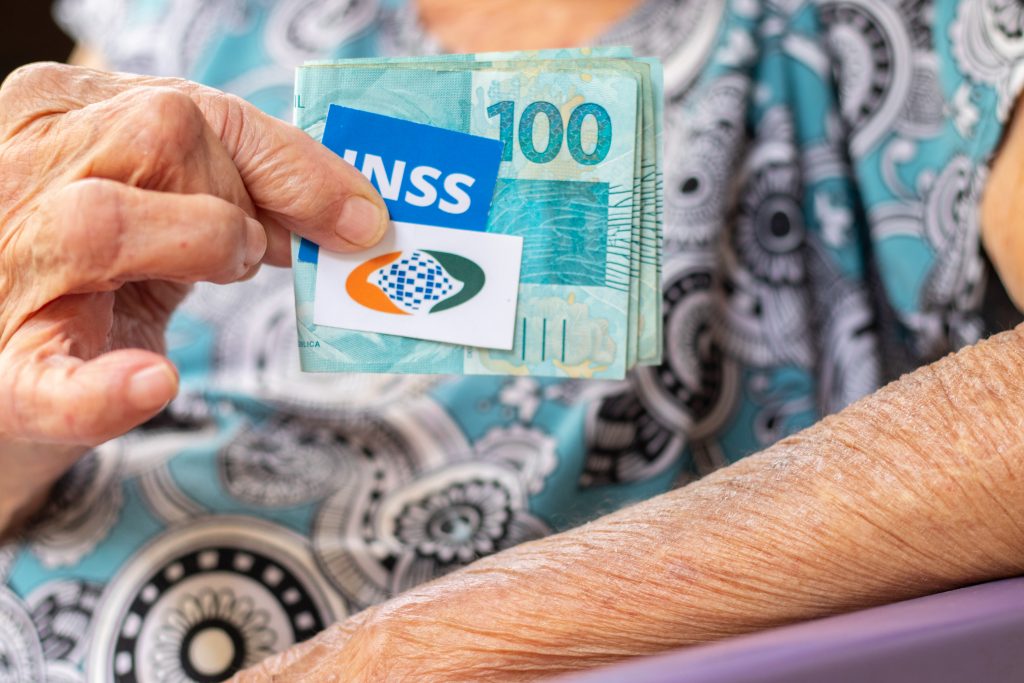INSS pode aposentar donas de casa sem contribuições à previdência. Entenda como funciona a regra agora mesmo.
