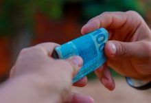 Há chances de receber o Bolsa Família antes da data esperada, mas é preciso estar na lista para ter esse direito; entenda.