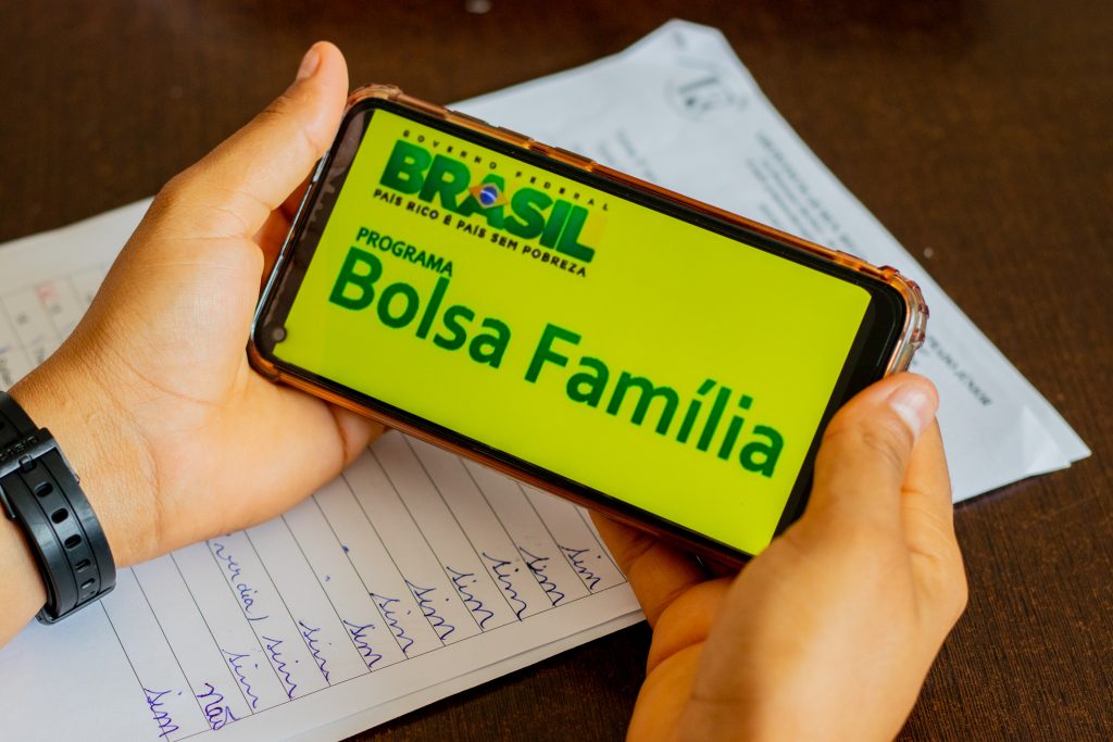 E agora? Valor que muitos receberam em agosto com o Bolsa Família não será o mesmo que o governo pagará em setembro.