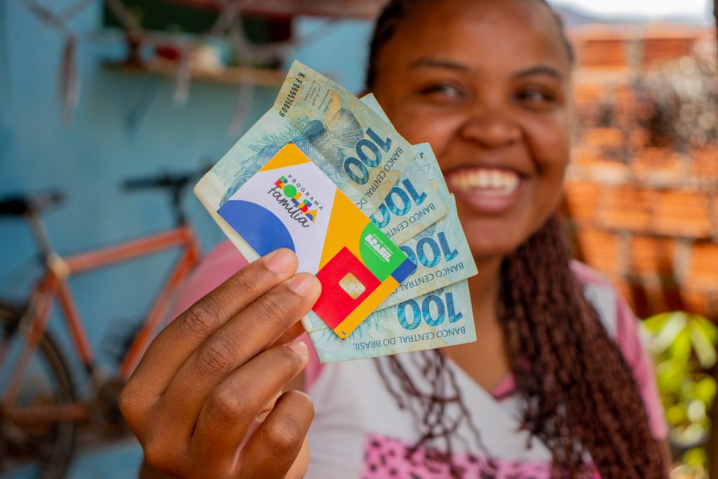 Quais cidades recebem o Bolsa Família antecipado em agosto