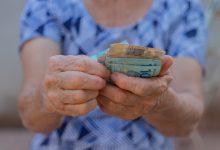 Muitos brasileiros tem dinheiro esquecido e podem sacar o valor ainda este ano por meio do Caixa Tem e outros apps.