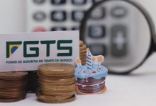 A Caixa Econômica Federal permite que trabalhadores retirem até R$ 2.900 do FGTS na boca do caixa, com novas opções de saque-aniversário.