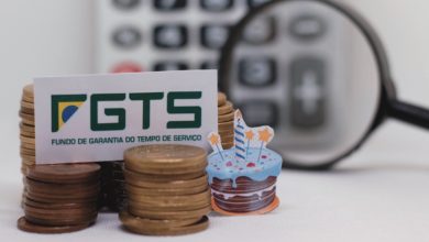 A Caixa Econômica Federal permite que trabalhadores retirem até R$ 2.900 do FGTS na boca do caixa, com novas opções de saque-aniversário.