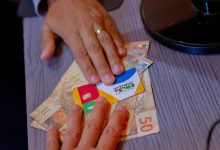 Duas pessoas recebem o Bolsa Família do governo e decidem morar juntas, alguma delas terá o pagamento suspenso? Entenda quais são as regras nesse caso de dúvida.