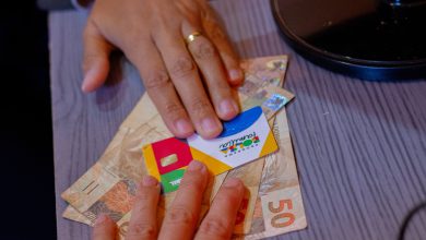 Duas pessoas recebem o Bolsa Família do governo e decidem morar juntas, alguma delas terá o pagamento suspenso? Entenda quais são as regras nesse caso de dúvida.