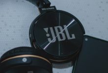 A morte de Daniel Mastral e seu impacto na comunidade dos podcasts no Brasil, destacando a importância do apoio emocional e da prevenção ao suicídio.