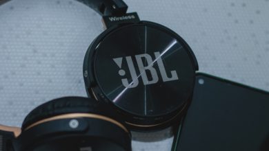 A morte de Daniel Mastral e seu impacto na comunidade dos podcasts no Brasil, destacando a importância do apoio emocional e da prevenção ao suicídio.