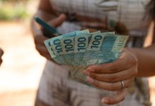 Mães solteiras podem ter acesso aos benefícios do governo de forma diferente? Entenda o que representa o valor maior divulgado.