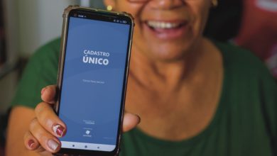 Identifique e evite sites falsos do Programa Voa Brasil que visam enganar aposentados com promessas de passagens aéreas baratas.