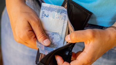 Dólar sobe e atinge maior alta desde o final de 2020. Preço de itens básicos será afetado e pode atingir os brasileiros.