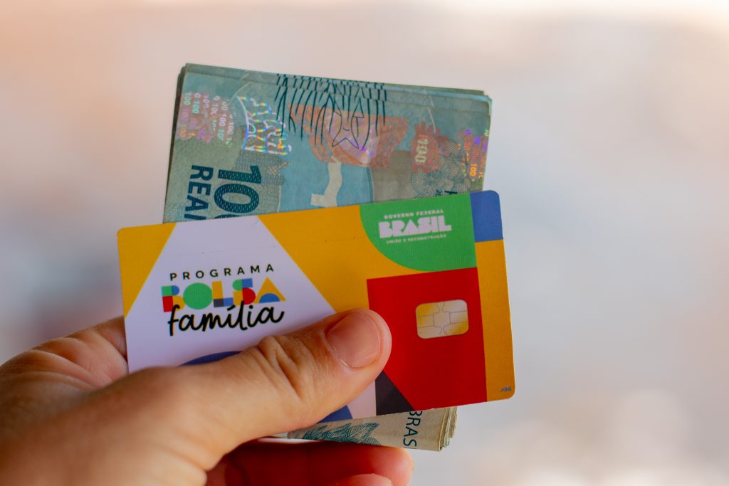 Trabalhadores que dependem da safra podem continuar a receber Bolsa Família garantido, mas projeto está em análise no Senado; entenda.