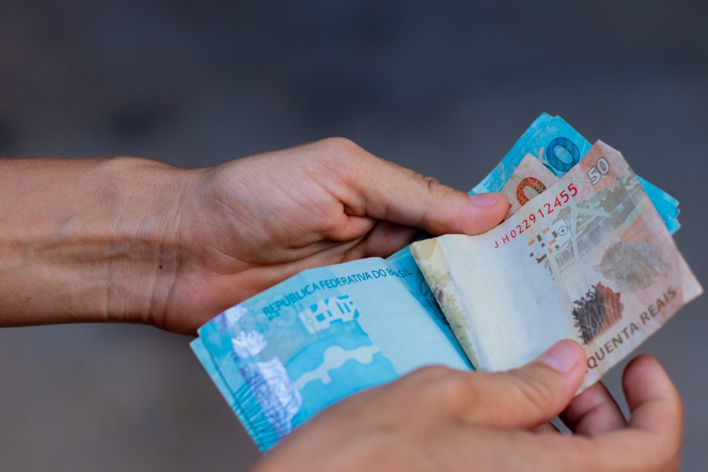 Trabalha para o poder público e quer aproveitar os benefícios do CadÚnico? Veja quais são as regras e entenda se isso é possível.