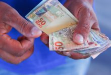 Novo vale de R$ 50 extras para quem está no Bolsa Família? Entenda quem pode retirar o bônus do benefício em agosto.