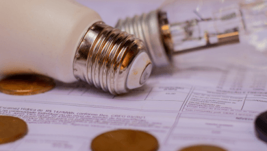 Saiba como a tarifa social pode cortar pela metade as suas contas de água, luz e esgoto