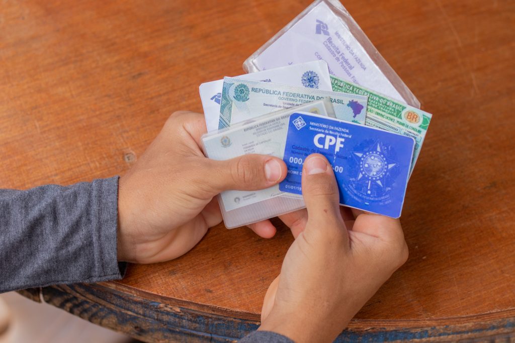 Existem documentos que podem ser conseguidos hoje mesmo, a custo zero, se a pessoa estiver devidamente cadastrada no Bolsa Família, pelo governo.