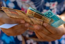 A Receita Federal pode liberar dinheiro para muitos brasileiros. Confira se você está na lista de pagamento de valores que sobraram nos últimos anos.