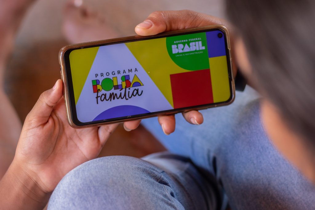 Novo aviso do Bolsa Família inclui pente-fino e exclusão de beneficiários, mas é preciso entender o que está por trás dessa informação.