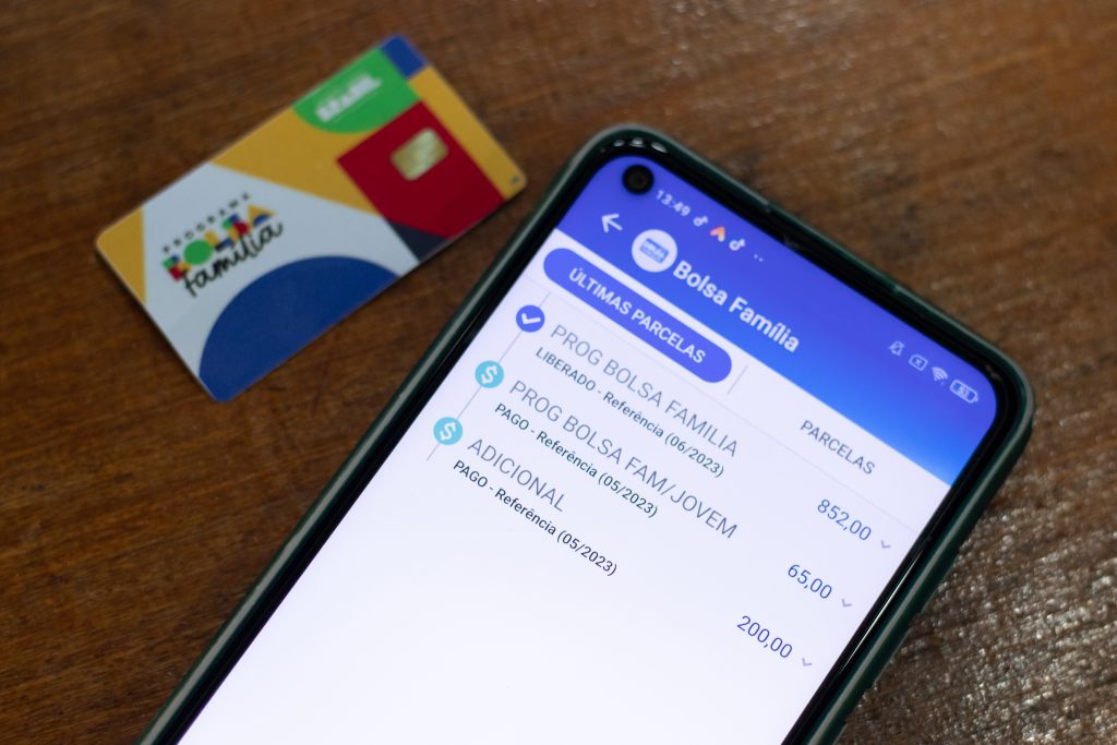 Quem recebe benefícios como Bolsa Família e BPC deve ficar atento aos anúncios do governo, pelo CadÚnico e pelo CRAS; entenda o que está em jogo.