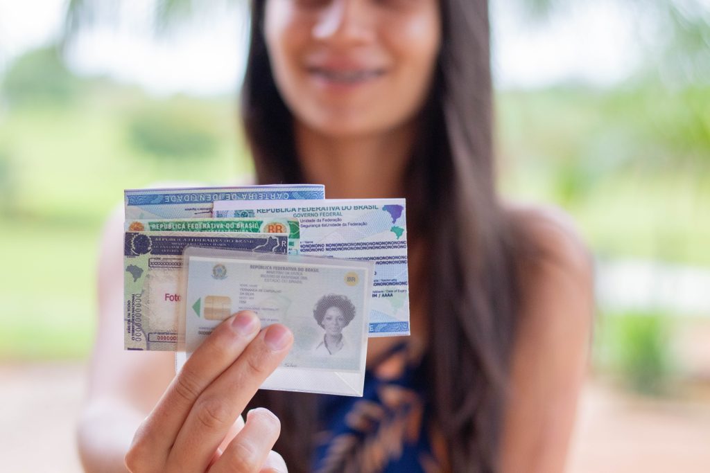 Pode até soar estranho para muita gente, mas provar que está vivo é algo necessário para receber benefícios do governo, em diferentes condições.