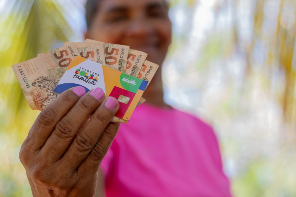 Quem recebe o Bolsa Família deve ficar atento em como sacar o valor, já que existe um jeito novo para ter o benefício nas suas mãos.
