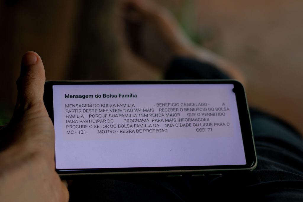 Proposta quer regulamentar uso do dinheiro recebido por meio do Bolsa Família na compra de determinados produtos pelos beneficiários.