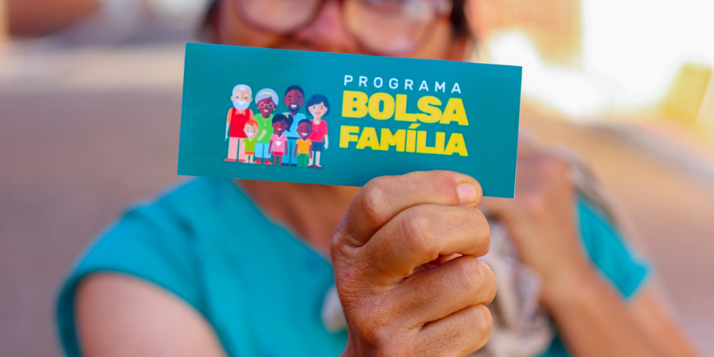Governo divulga lista de CPFs com corte de 50% no Bolsa Família - confira se você está entre eles