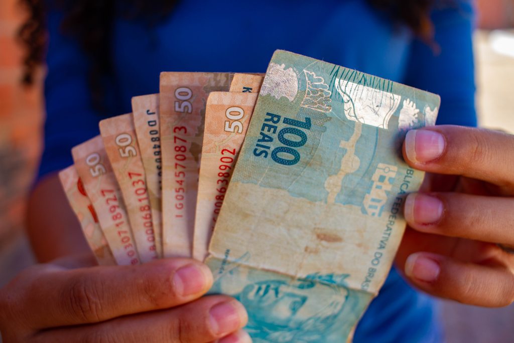 Descubra mais sobre o salário-mínimo e sua relação de aumento com o Bolsa Família. O que pode mudar a partir de agora?