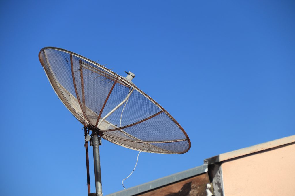 Descubra quem está na frente da fila para receber a antena e o kit digital do governo em novembro; benefício ainda existe.