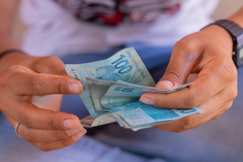 Pagamento unificado do governo pode trazer alívio para muitas pessoas em 711 cidades pelo Brasil; confira os detalhes.
