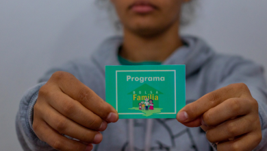 Vai viajar no Natal Descubra se sacar o Bolsa Família em outra cidade bloqueia o benefício