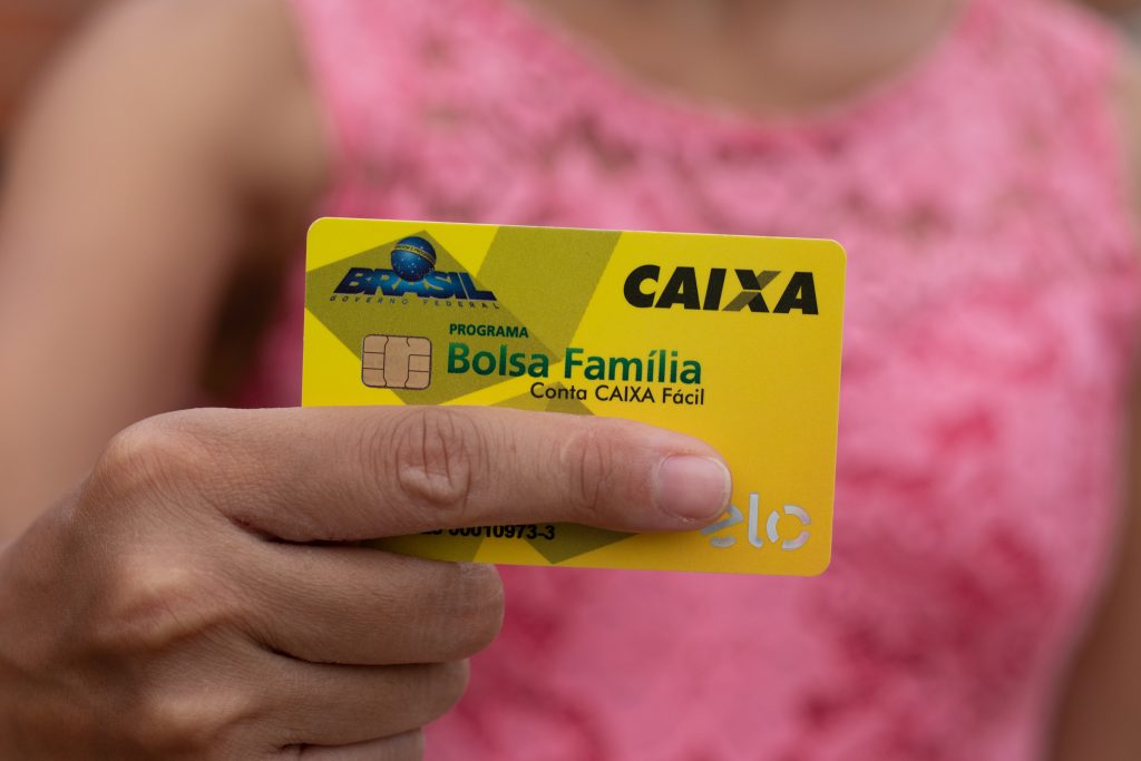 O governo está trabalhando para fazer um pente-fino nos pagamentos do Bolsa Família. Entenda.