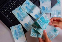 Dinheiro no computador.